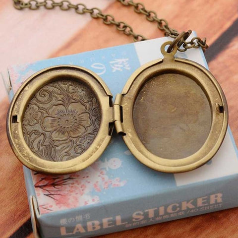 Vintage Antique Bronze Floral Patterns Carved Oval Locket Picture Memento Photos Box Necklace