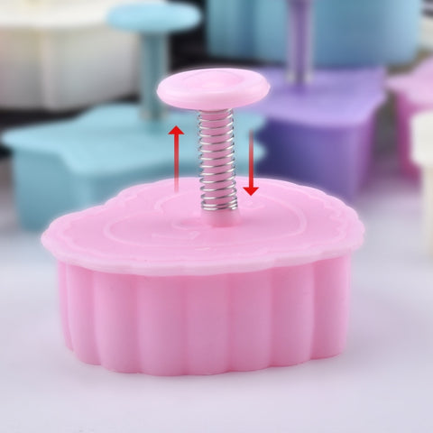 4 in 1 Three-Dimensional Fondant Biscuit Embossing Mold Push-Type Cake Mold Random Style Delivery, Push-Type Cake Mold